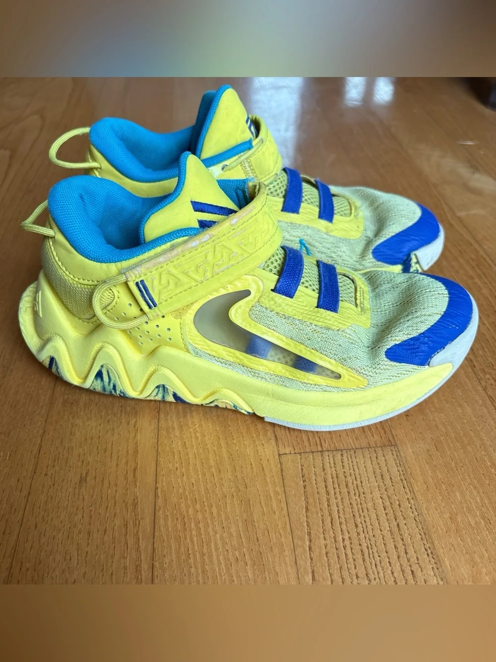 Nike Giannis Immortality 2 Basketball Shoes Sneakers Yellow Blue Boys Sz 1.5Y
